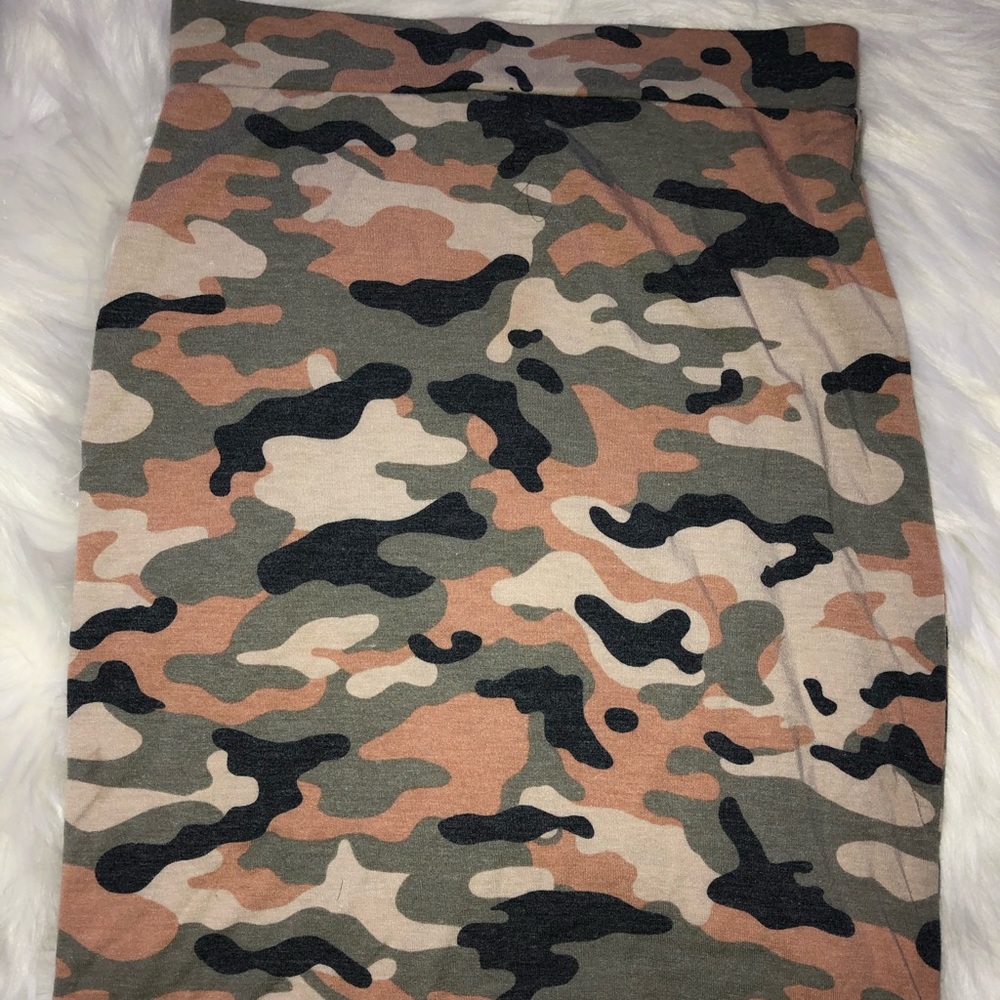 Forever 21 camo print skirt